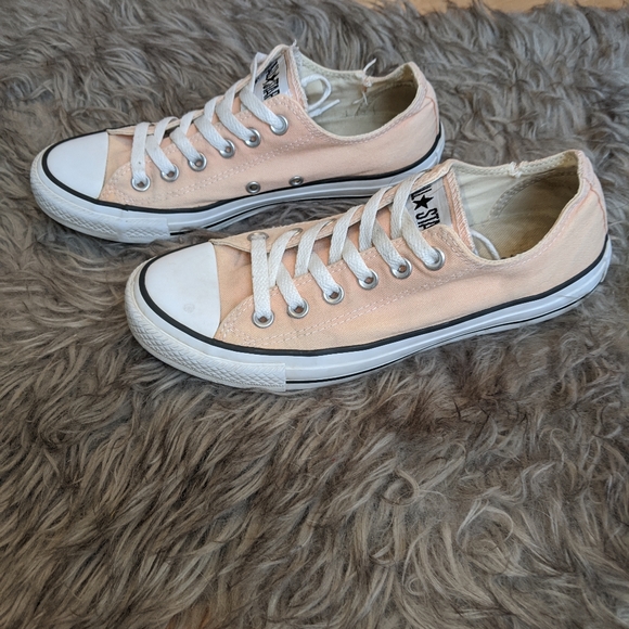 CONVERSE - Peach Low Chucks